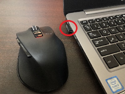 無線マウスで受信機をパソコンに接続している場合の画像