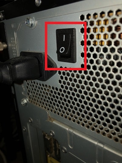 電源ケーブルやモニター、その他抜いたケーブルを差し直して、電源のスイッチを「〇」から「I」に切り替えてパソコンを起動してください。